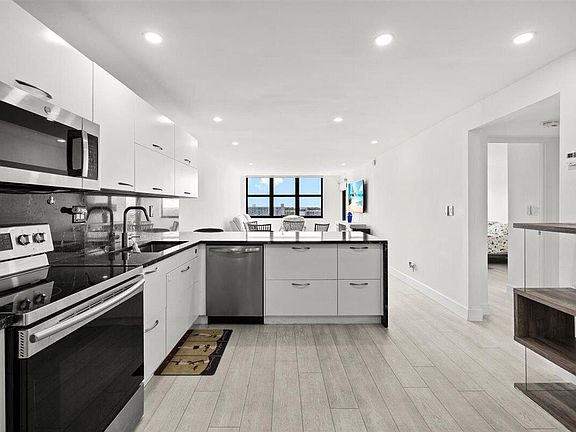 5th image of 1401 N Riverside Dr APT 1104