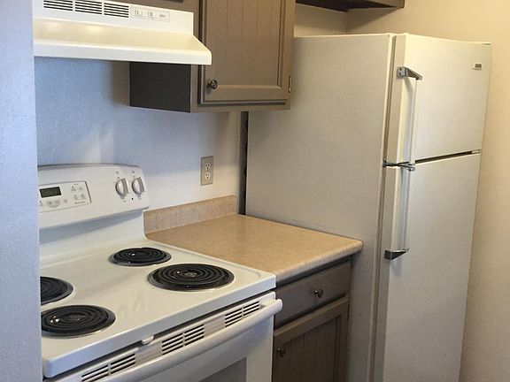 4th image of 460-462 Lyle Dr