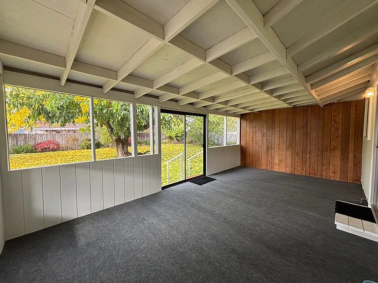 210 Corcoran Ln — Photo 8