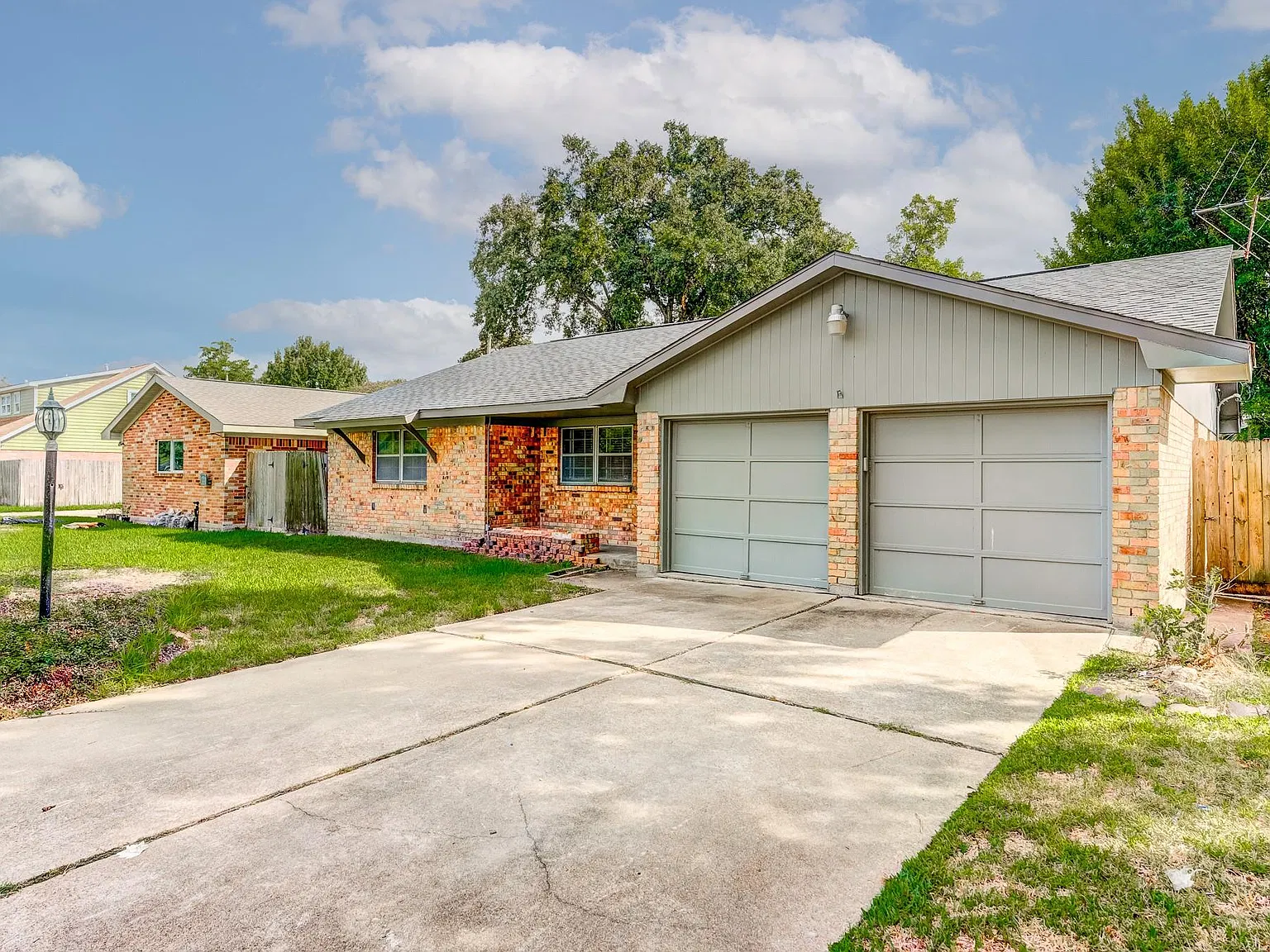 3 bed, 2.0 bath, 1355 sqft, $2,000 — Photo 2