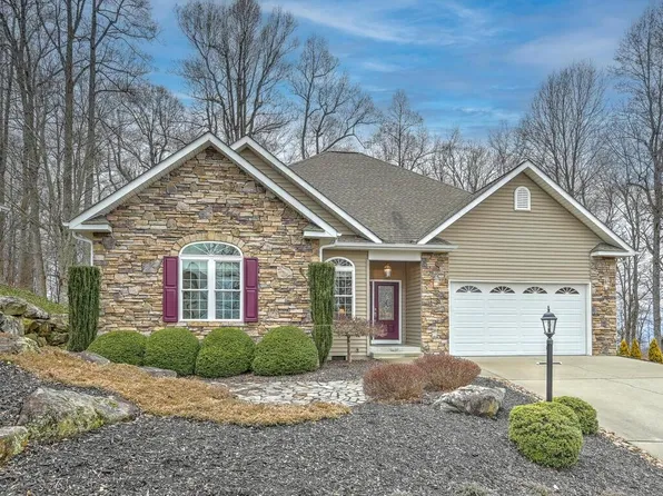 369 Bay Laurel Ln, Hendersonville, NC 28791