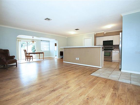 4th image of 11668 Oval Dr E