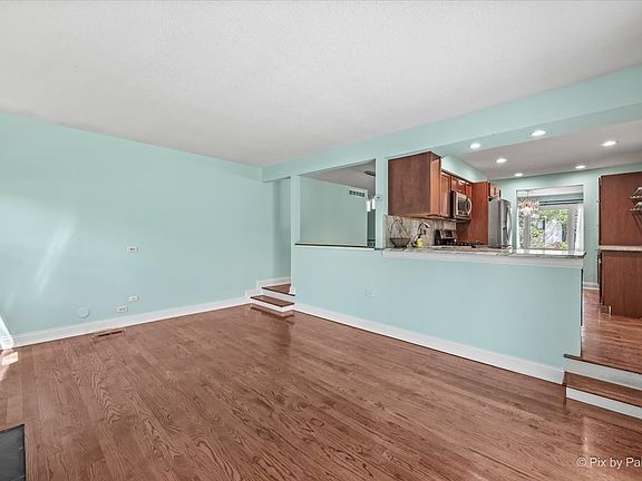 5th image of 858 Shorewood Dr