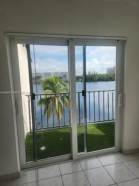 El Lago Condo — Photo 4