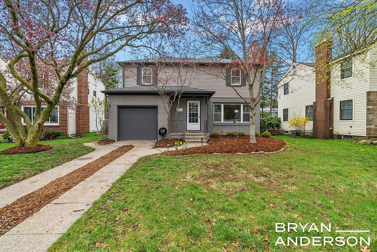 1671 Hiawatha Dr SE photo 1