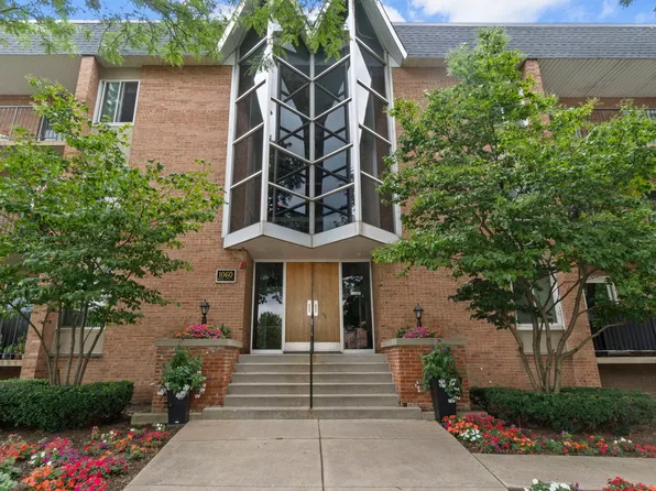 1060 Mill St APT 211, Naperville, IL 60563