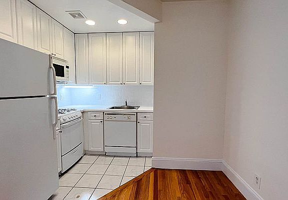 3rd image of 317 W 92nd St #8