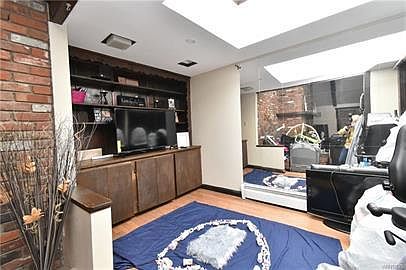 3rd image of 19 Hill St