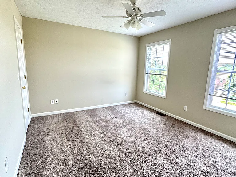 638 Hampton Way #B — Photo 11