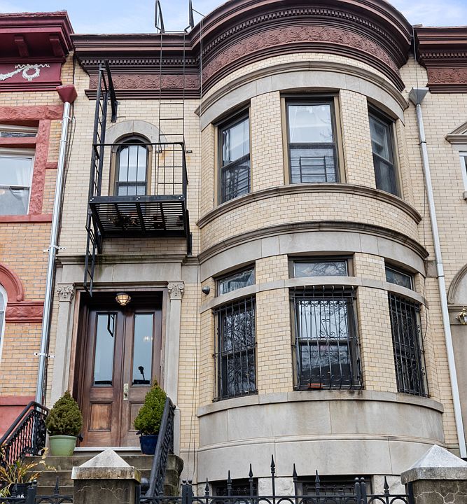 1st image of 817 Lincoln Pl APT 2