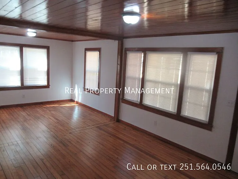 3412 Laverne Dr E — Photo 3