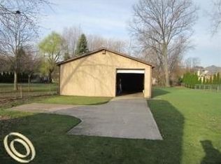 9982 Pardee Rd, Taylor, MI 48180