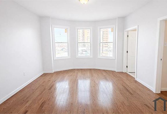 3rd image of 85 Littleton Ave #3