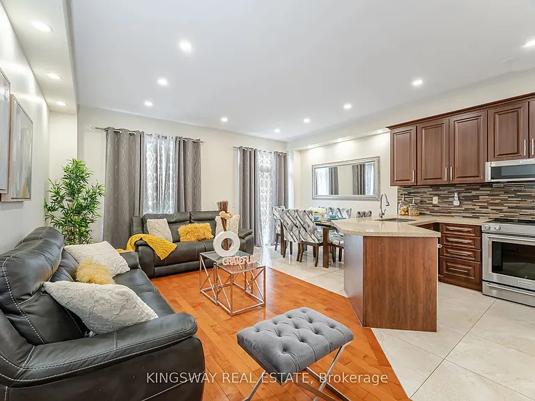 803 Khan Cres — Photo 20