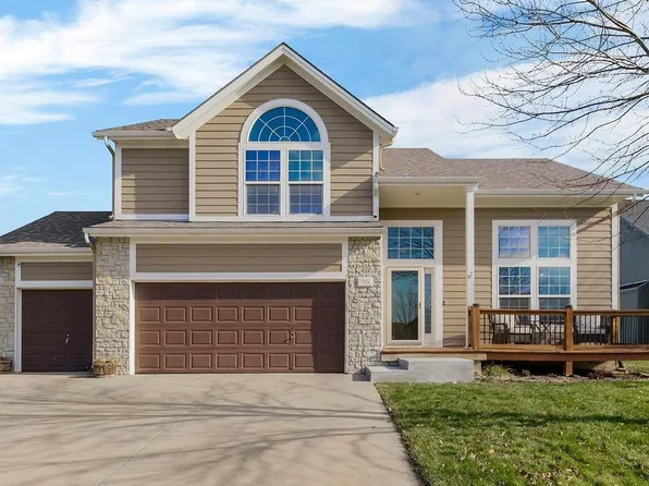 705 S Spruce Cir, Gardner, KS 66030