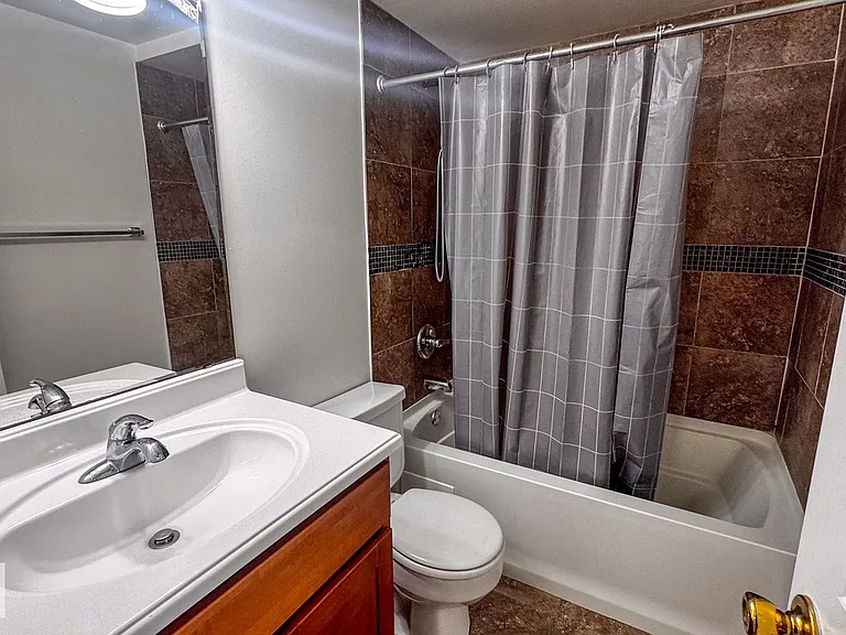 Spacious 3bd/3ba on Broadway! — Photo 11