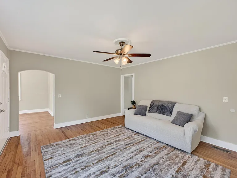 450 Williamsburg St — Photo 10