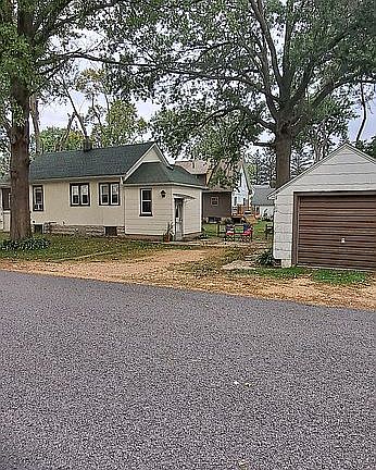 3rd image of 300 W 5th St