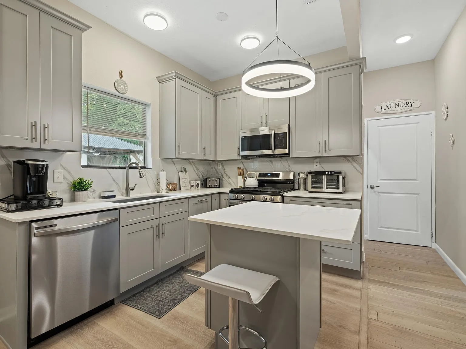2 bed, 1.0 bath, 810 sqft, $2,600 — Photo 3