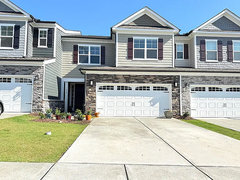 915 Haybeck Ln — Photo 1