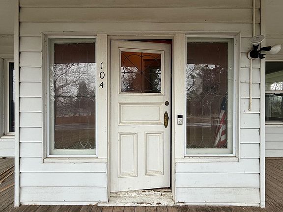 4th image of 104 W Adams St