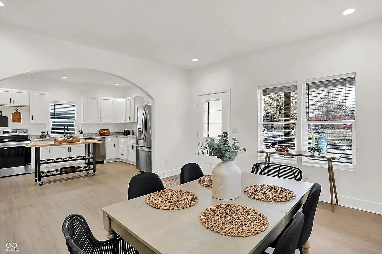 3 bed, 2.0 bath, 1700 sqft, $4,354 — Photo 3