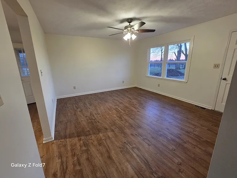 2705 Scotts Ferry Rd E — Photo 3