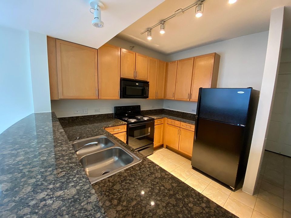 1st image of 806 S Plymouth Ct #405