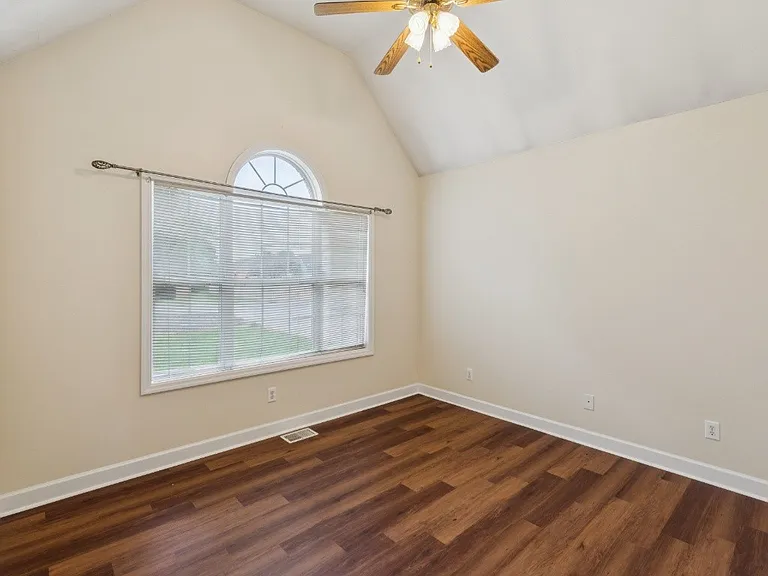 1011 Shirley Dr — Photo 5