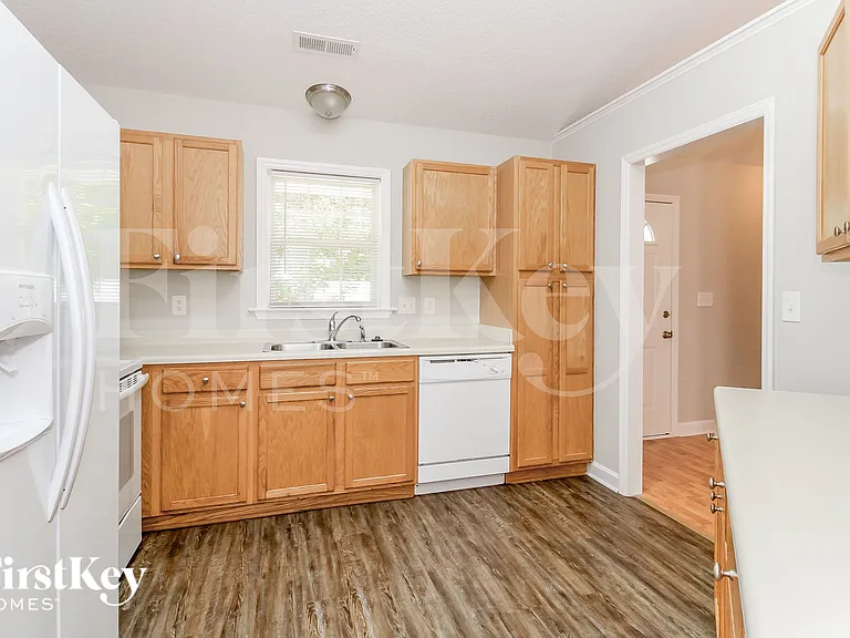 1800 Holly Crescent Ln — Photo 6