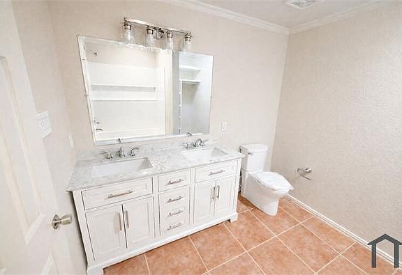 5th image of 2621 Mockingbird St