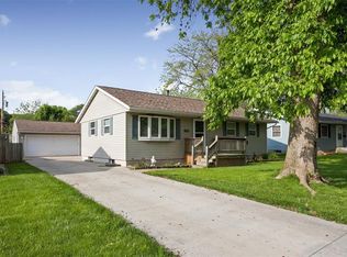 1724 Meadowdale Dr NW, Cedar Rapids, IA 52405