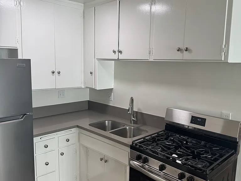 948 11th St #5-D — Photo 2