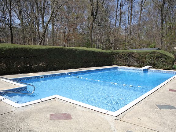 4th image of 10 Westerly Dr