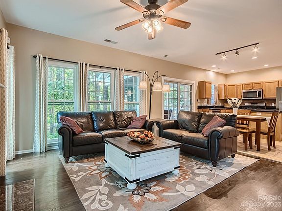 4th image of 5907 Chinquapin Ct