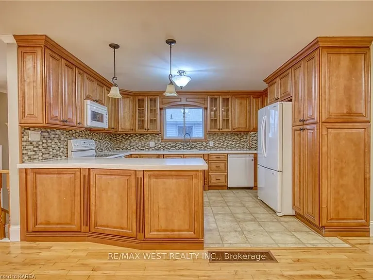 24 Bernadette Ct #MAIN FLOOR — Photo 8