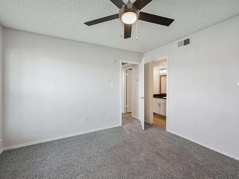 Chesapeake Apartments — Photo 26