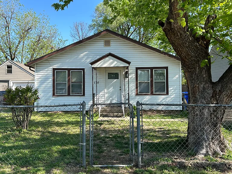 131 E Himes St — Photo 1