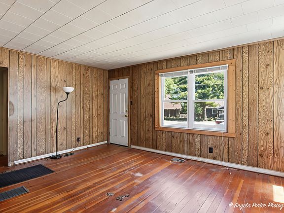 3rd image of 12 Arlington Ln
