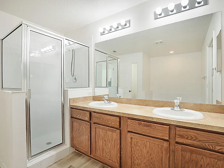 617 SE Karrigan Ter — Photo 32