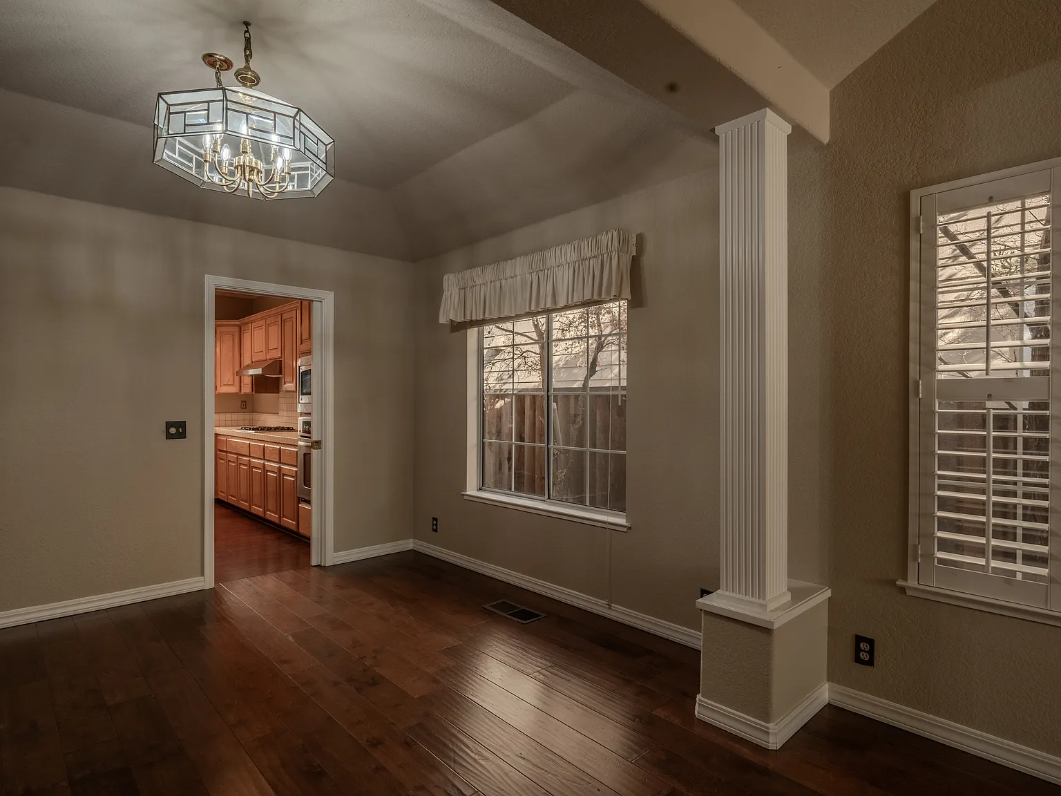 Beautiful, Spacious and Contemporary 4 Bedroom Family Home! — Photo 3