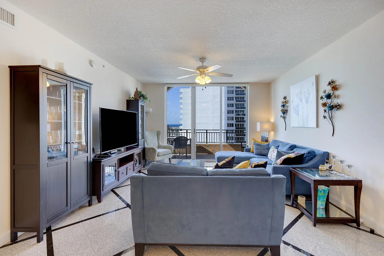 2 bed, 2.0 bath, 871 sqft, $3,981 — Photo 2