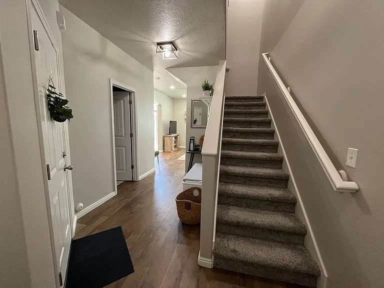 881 Berkeley Dr — Photo 3