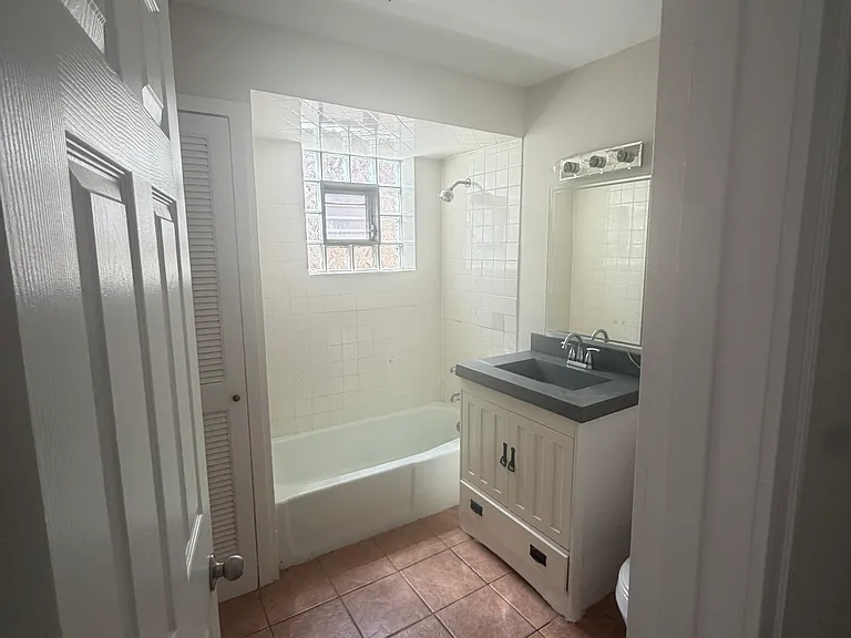 2110 N Avers Ave — Photo 7