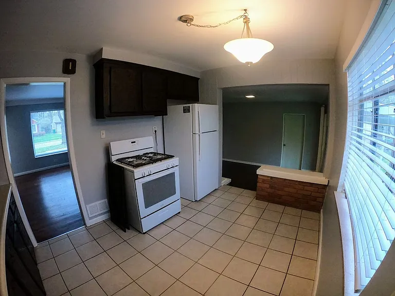 23085 Floral St — Photo 4