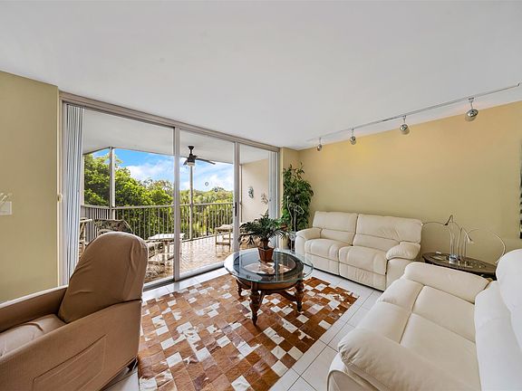 5th image of 3900 Oaks Clubhouse Drive #405