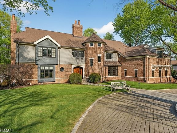 4th image of 54 Hamilton Dr