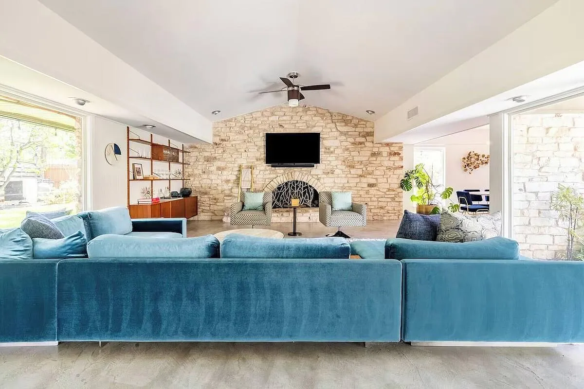 5 bed, 3.0 bath, 3704 sqft, $5,000 — Photo 1