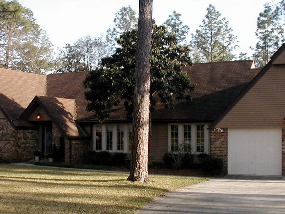205 Palmetto not showing detached garage