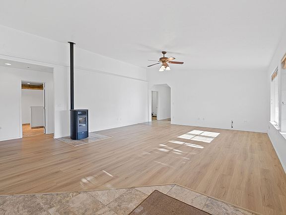 4th image of 825 NE Harmon Ln